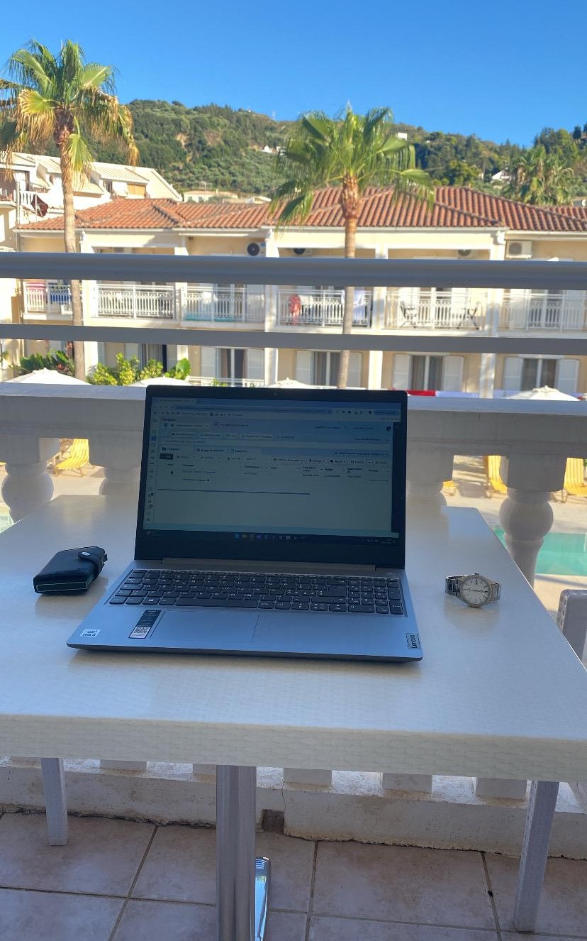 Lavorare da remoto: laptop con vista mare